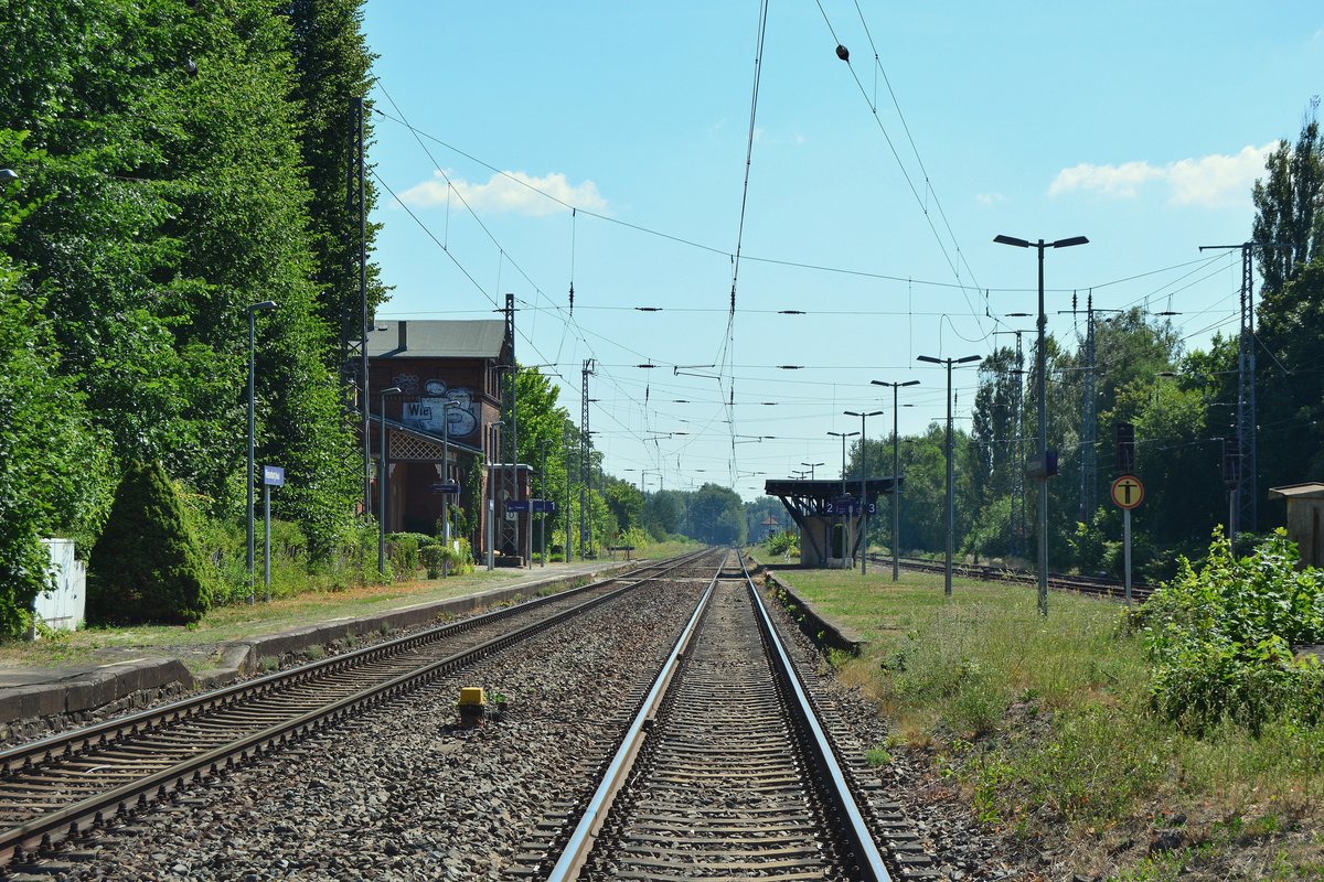 Blick auf die Bahnsteige und das Empfangsgebäude in Wiesenburg. Mittlerweile sind dort im Gebäude ein Golfclub und ein kleines Cafe. Das Bild wurde vom Bahnübergang aus gemacht.

Wiesenburg 26.07.2018