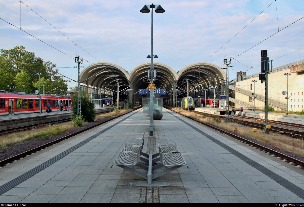 Blick auf die Bahnsteige inkl. deren Überdachung in Kiel Hbf in nördlicher Richtung.
Von 1999 bis 2006 wurde der Kopfbahnhof umfassend umgebaut. 2013 und 2014 kamen noch die Gleise 2b und 6b hinzu.
[2.8.2019 | 18:48 Uhr]