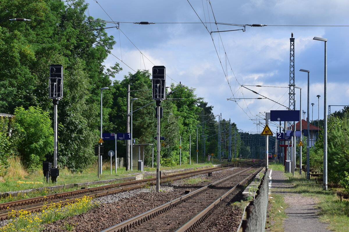 Blick auf die Bahnsteige in Medewitz. Medewitz wird nur im 2 Stundentakt bedient und die Fahrgastzahlen sind sehr überschaubar. In näherer Zukunft wird der Bahnhof modernisiert. Blick in Richtung Wiesenburg.

Medewitz 20.07.2023