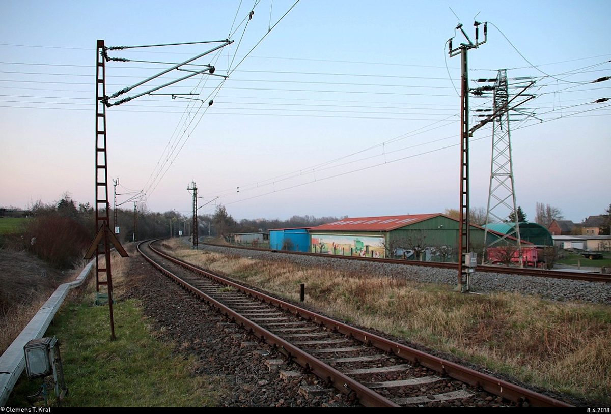 Blick auf die Bahnstrecke Bahnstrecke Merseburg–Halle-Nietleben (KBS 588) mit Verbindungsgleis zur Bahnstrecke Halle–Hann. Münden (KBS 590) und links dem stillgelegten Abschnitt, der bis Beuchlitz verläuft. Aufgenommen am unbeschrankten Bahnübergang in Angersdorf. Bild durchlief die Selbstfreischaltung. [8.4.2018 | 19:54 Uhr]
Standort: 51°27'40.2 N 11°54'39.1 E