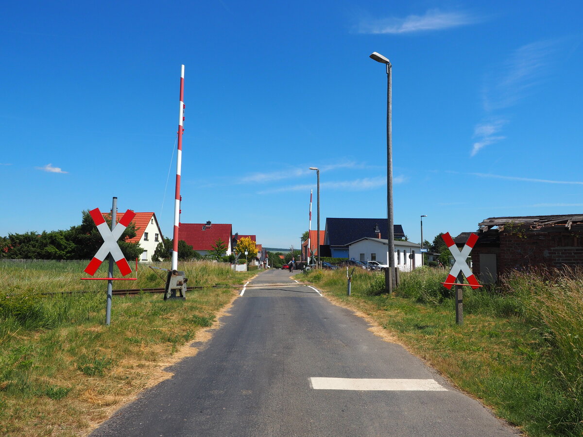 Blick auf den Bahnübergang am Bahnhof  Hohenebra Ort  am 15.06.2022