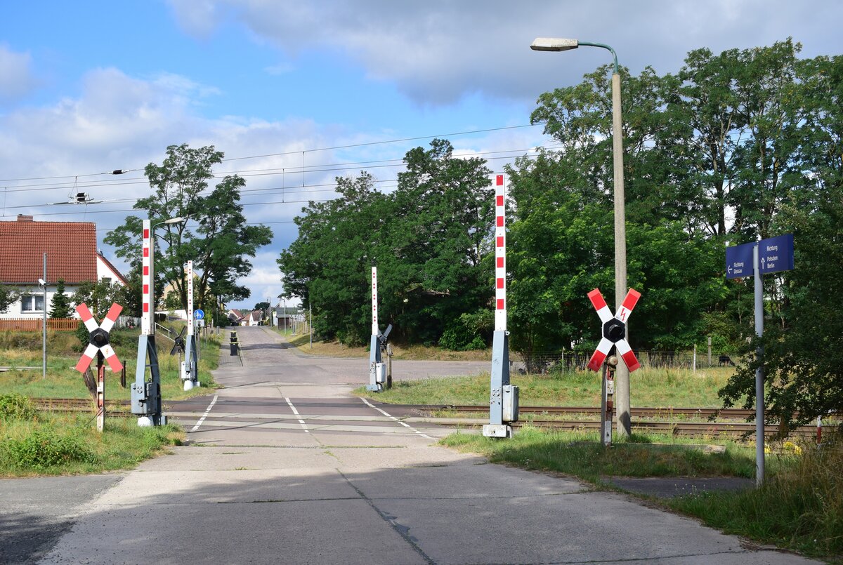 Blick auf den Bahnübergang Bahnhofstraße in Medewitz. In den kommenden Jahren wird der Bahnhof modernisiert und dieser WSSB Bahnübergang durch eine moderne BUE2000 Anlage ersetzt.

Medewitz 20.07.2023