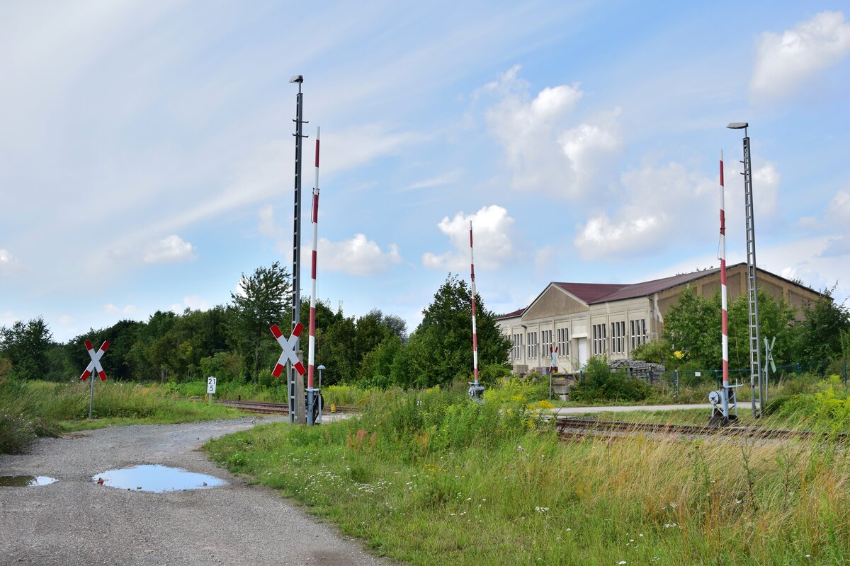 Blick auf den Bahnübergang Bahnstraße in Teuchern. Er wird mechanisch vom Stellwerk Tw bedient.

Teuchern 11.08.2021