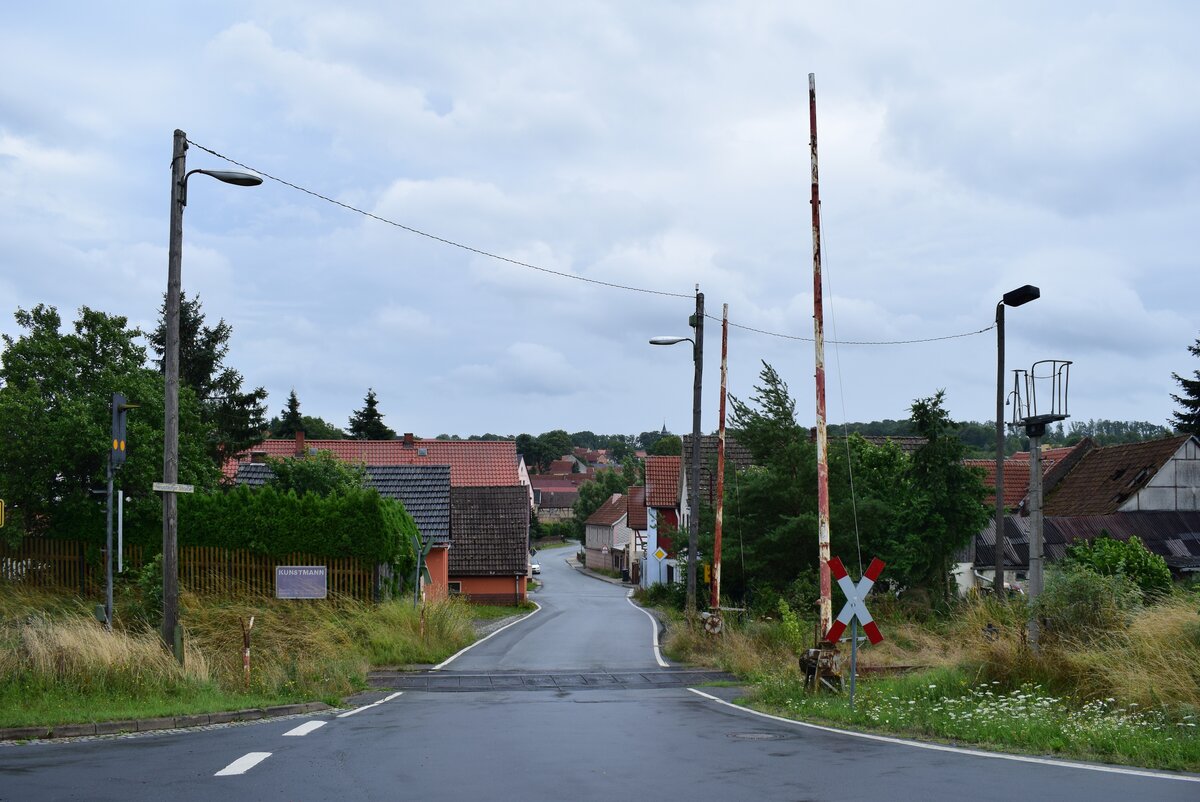 Blick auf den Bahnübergang Hauptstraße in Knau. Der Bahnübergang wurde mechanisch vom Fahrdienstleiter in Knau bedient. Der Personenverkehr wurde am 24. Mai 1998 eingestellt und der Güterverkehr wenige Monate später Ende 1998. Seit dem 1.1.2005 ist die Strecke offiziell stillgelegt.

Knau 31.07.2023