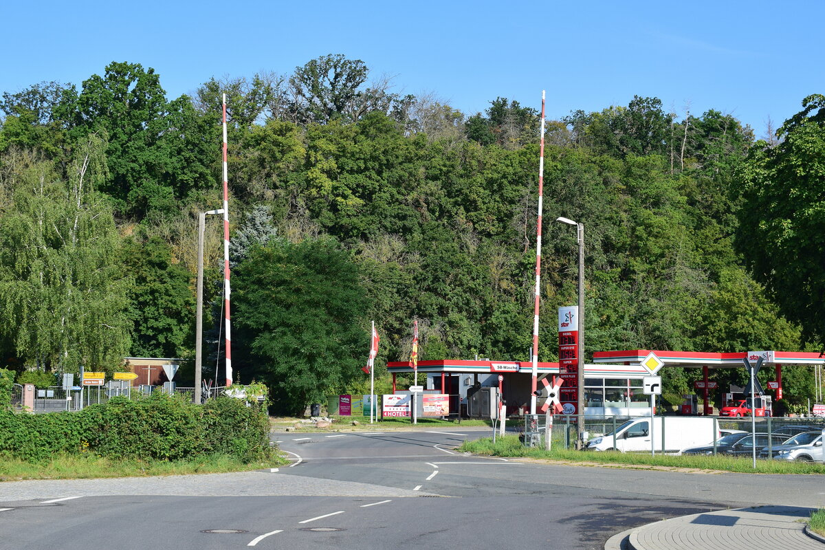 Blick auf den Bahnübergang in Nebra. Die Schranken werden Mittels Seilwinde geöffnet und geschlossen.

Nebra 16.08.2021
