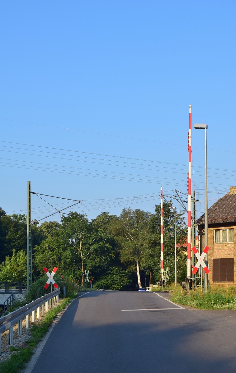 Blick auf den Bahnübergang Oertelufer in Zossen.

Zossen 19.07.2020