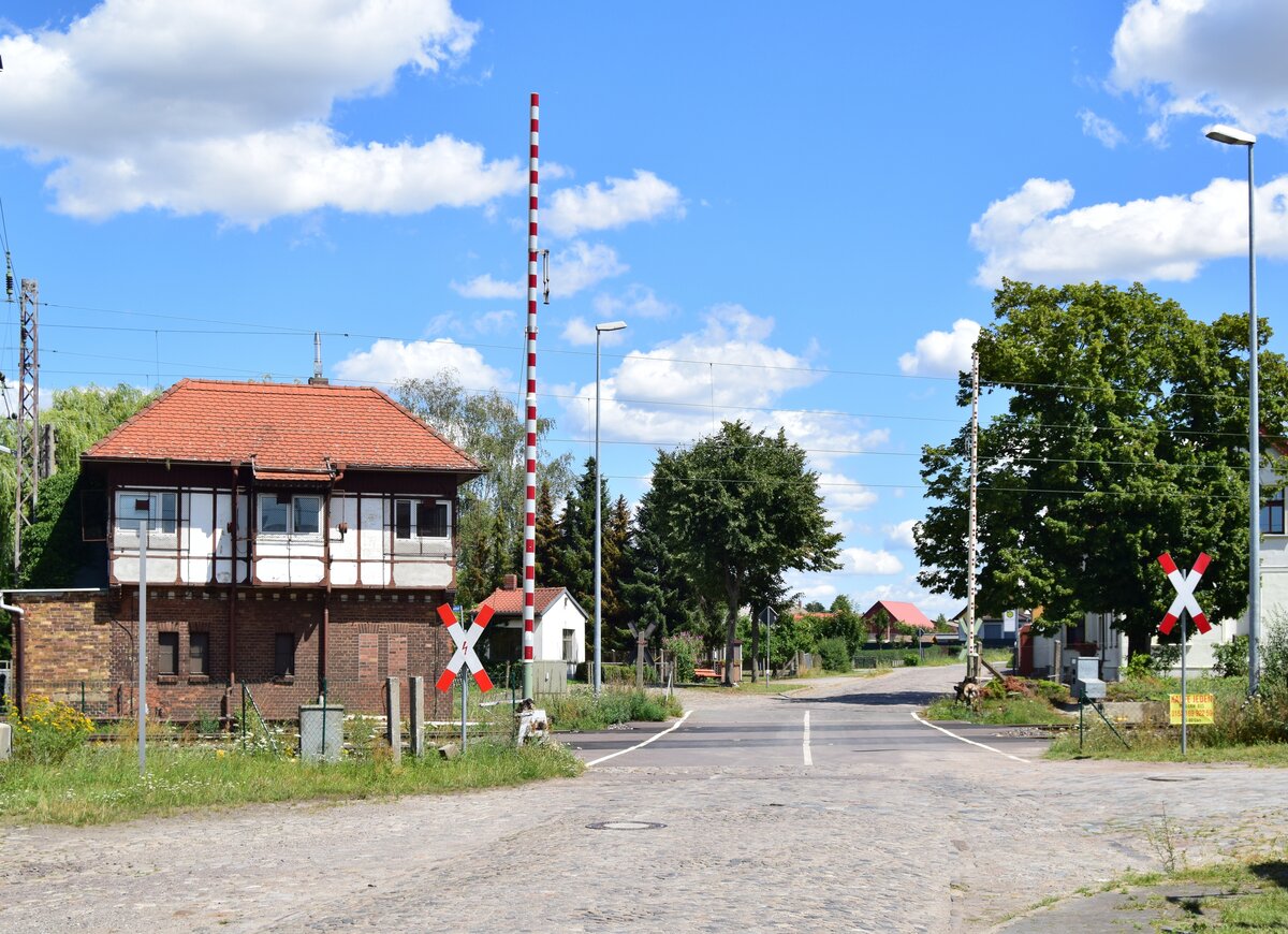 Blick auf den Bahnübergang in Prödel mit samt Stellwerk. Prödel war einst Bahnhof und ist heute lediglich noch Blockstelle.

Prödel 21.07.2020