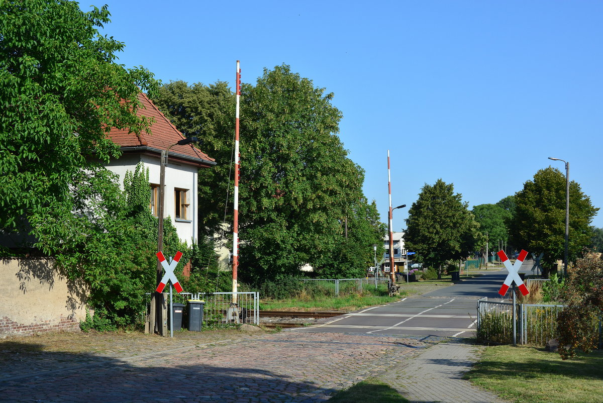Blick auf den Bahnübergang Schulstraße in Blumenberg. 

Blumenberg 25.07.2019