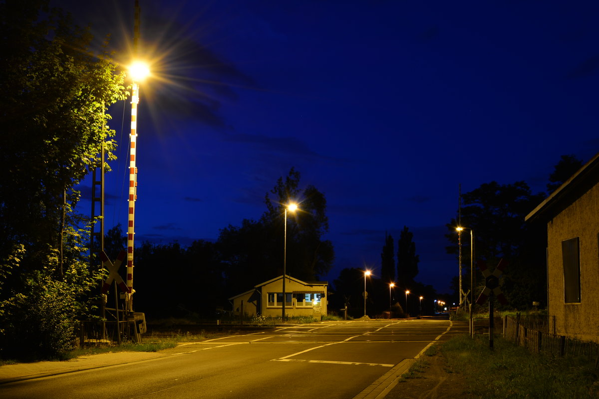 Blick auf den Bahnübergangsposten Schützenstraße in Haldensleben. Hier wird alles elektronisch per Knopfdruck gestellt. 

Haldensleben 30.07.2017