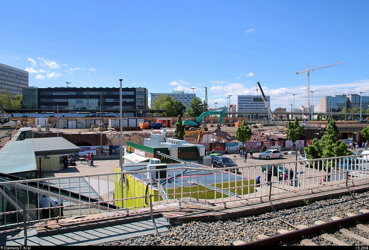 Blick auf die Bauarbeiten auf der Westseite in Halle(Saale)Hbf im Zuge der Erneuerung des Knotens Halle (Saale) und für die Einbindung der VDE 8 Nürnberg–Berlin. Aufgenommen auf Bahnsteig 8/9. 