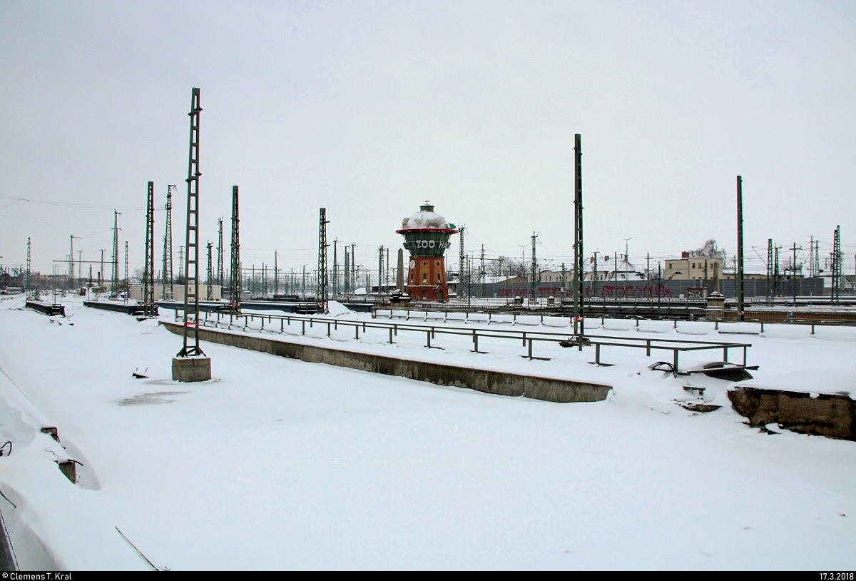 Blick auf die Bauarbeiten der Westseite in Halle(Saale)Hbf im Rahmen der VDE 8 bei Neuschnee und mit dem markanten Wasserturm im Hintergrund. Aufgenommen vom Treppenzugang zu Gleis 1/2. [17.3.2018 | 16:41 Uhr]