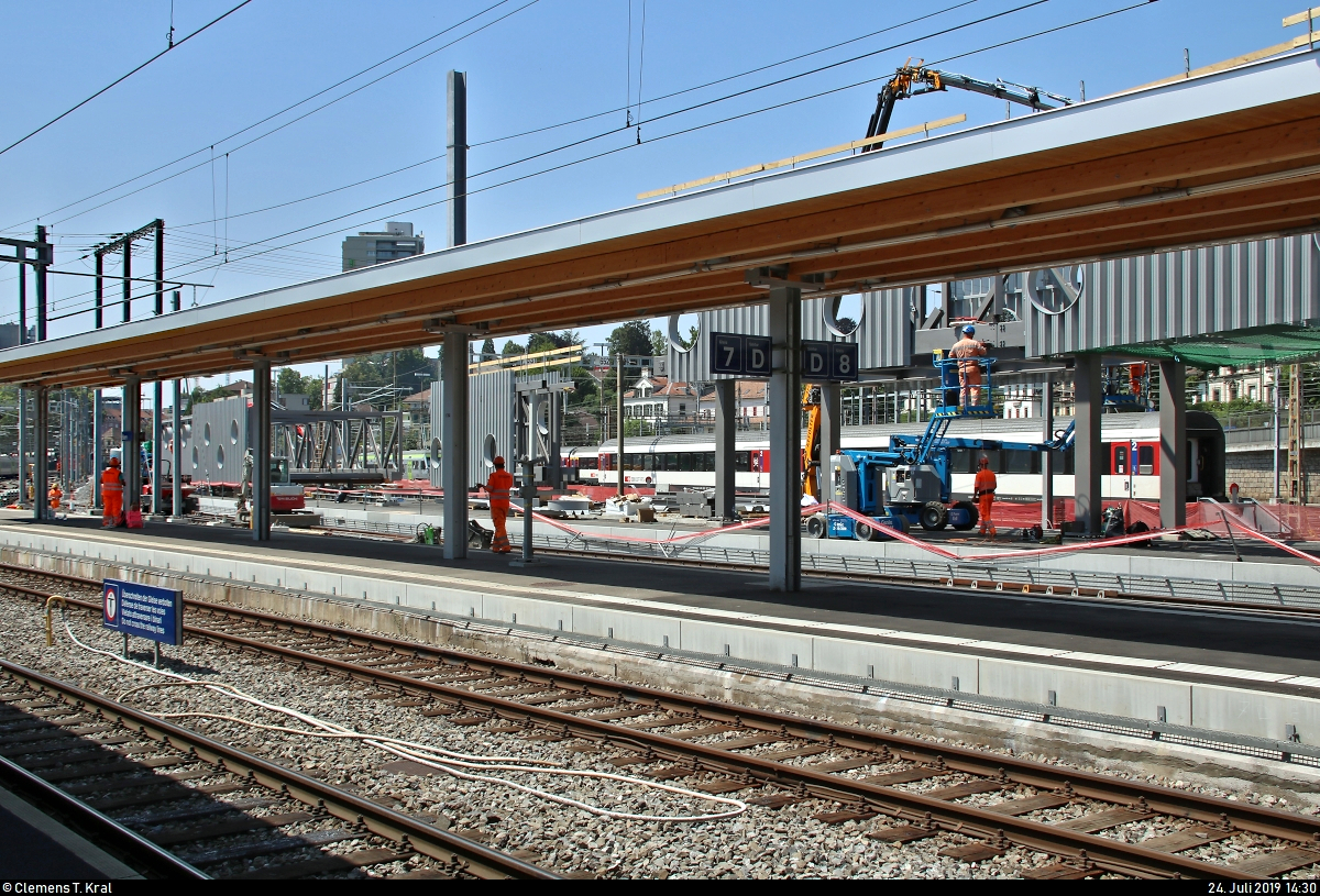 Blick auf die Baumaßnahmen im Bahnhof Bern zur Verlängerung des Bahnsteigs 9/10, dessen Dach begehbar werden soll.
Da die vorhandenen Anlagen an ihre Kapazitätsgrenzen kommen, werden für einige Jahre verschiedene Projekte realisiert, um den Bahnknoten auszubauen. Währenddessen sind ebenso Gleissperrungen unumgänglich, weshalb der verlängerte Bahnsteig bis zur Fertigstellung aller Teilprojekte im Jahr 2025 bestehen bleibt.
[24.7.2019 | 14:30 Uhr]