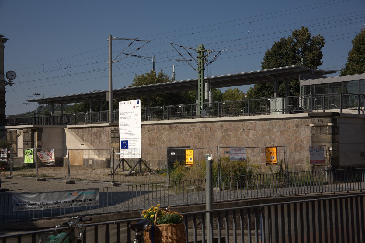 Blick auf die Baustelle  und den  schon fertigen S-Bahnsteig in Radebeul West.
06.09.2013 14:54 Uhr.