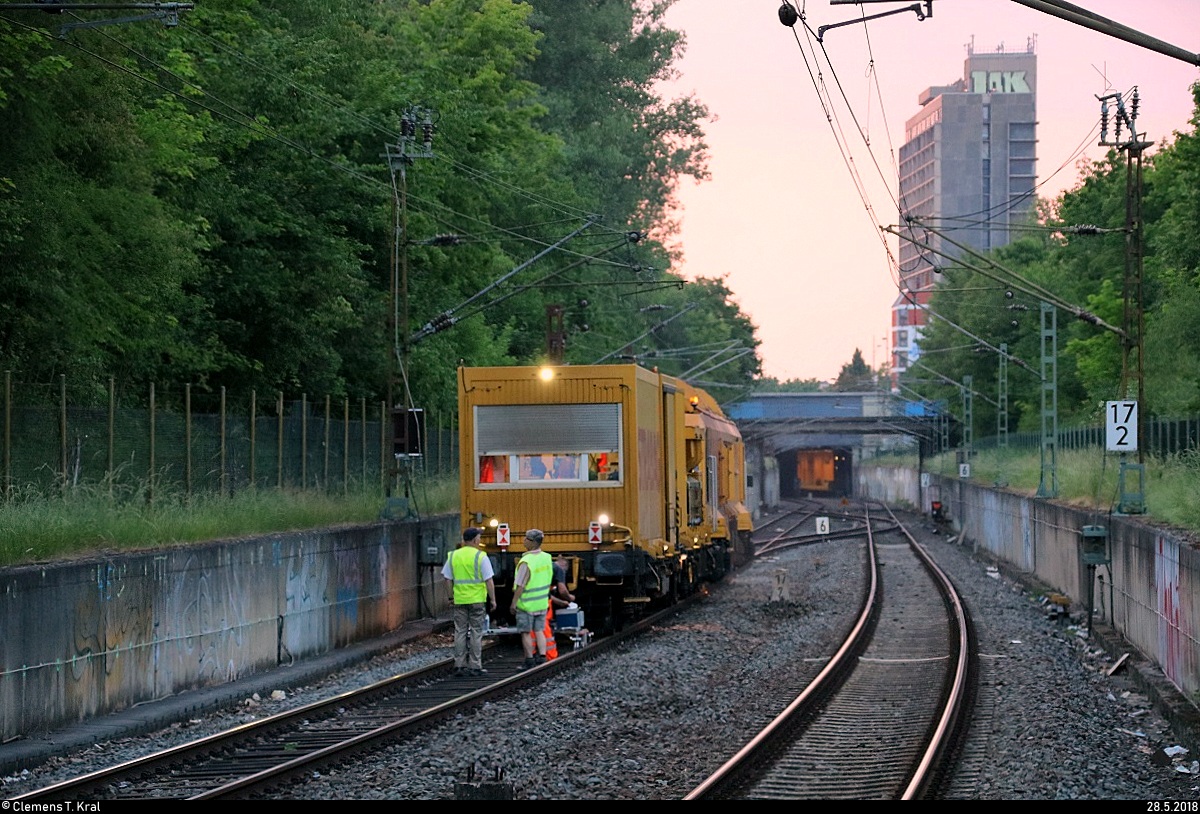 Blick auf den Beiwagen  Vogel der Nacht  der Gattung  Res  (37 80 3999 115-3 D-BRS), gezogen von  Hannibal , einem Schienenfräszug der Bauart SF 03 W-FFS (99 80 9427 003-5 D-BRS), der Strabag SE.
Beide Fahrzeuge sind für das Schienenfräsen zwischen dem Hp Halle-Neustadt und Halle Zscherbener Straße auf der Bahnstrecke Merseburg–Halle-Nietleben (KBS 588) an diesem Abend zuständig.
[28.5.2018 | 20:53 Uhr]