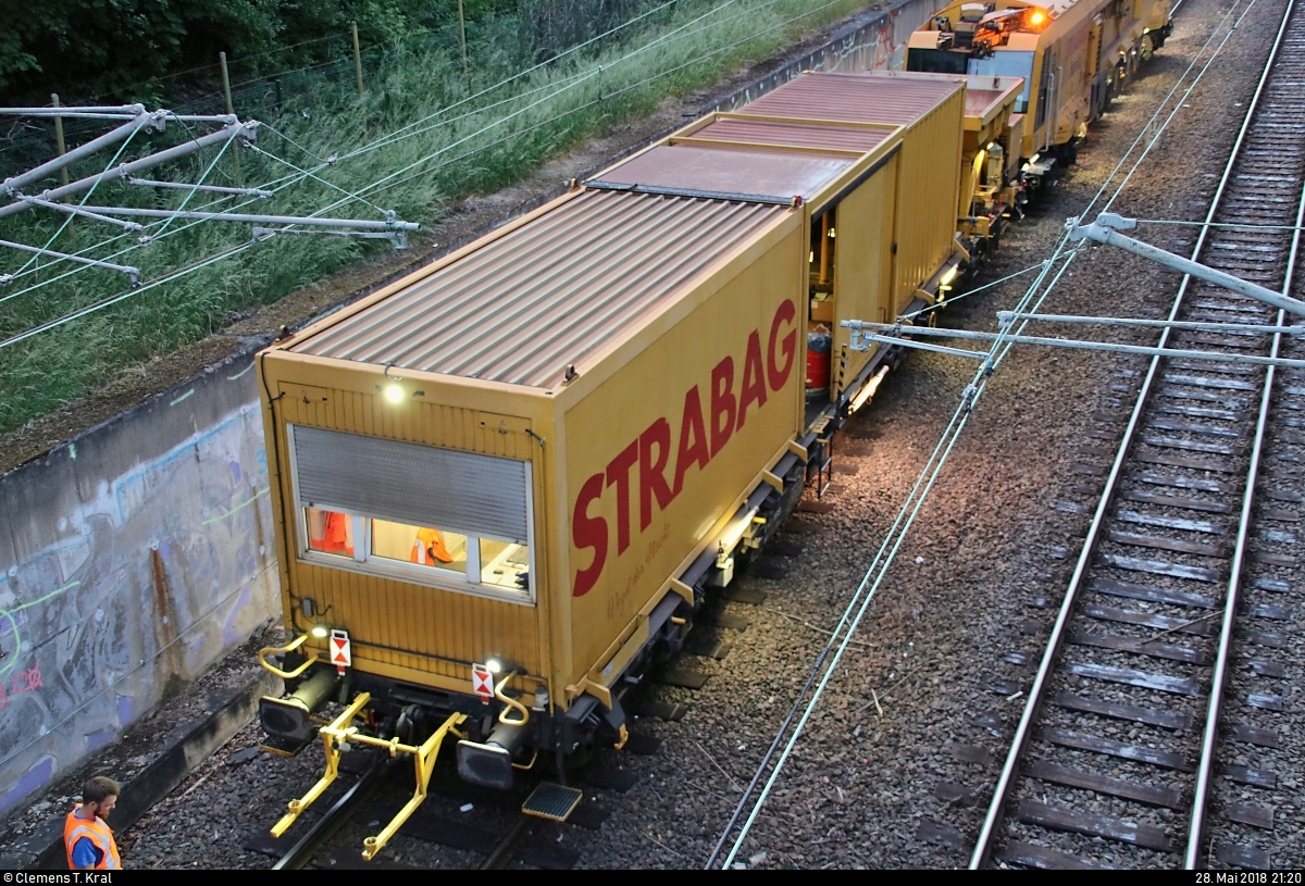 Blick auf den Beiwagen  Vogel der Nacht  der Gattung  Res  (37 80 3999 115-3 D-BRS), gezogen von  Hannibal , einem Schienenfräszug der Bauart SF 03 W-FFS (99 80 9427 003-5 D-BRS), der Strabag SE.
Beide Fahrzeuge sind für das Schienenfräsen zwischen dem Hp Halle-Neustadt und Halle Zscherbener Straße auf der Bahnstrecke Merseburg–Halle-Nietleben (KBS 588) an diesem Abend zuständig.
Aufgenommen von der Brücke Am Taubenbrunnen.
[28.5.2018 | 21:20 Uhr]