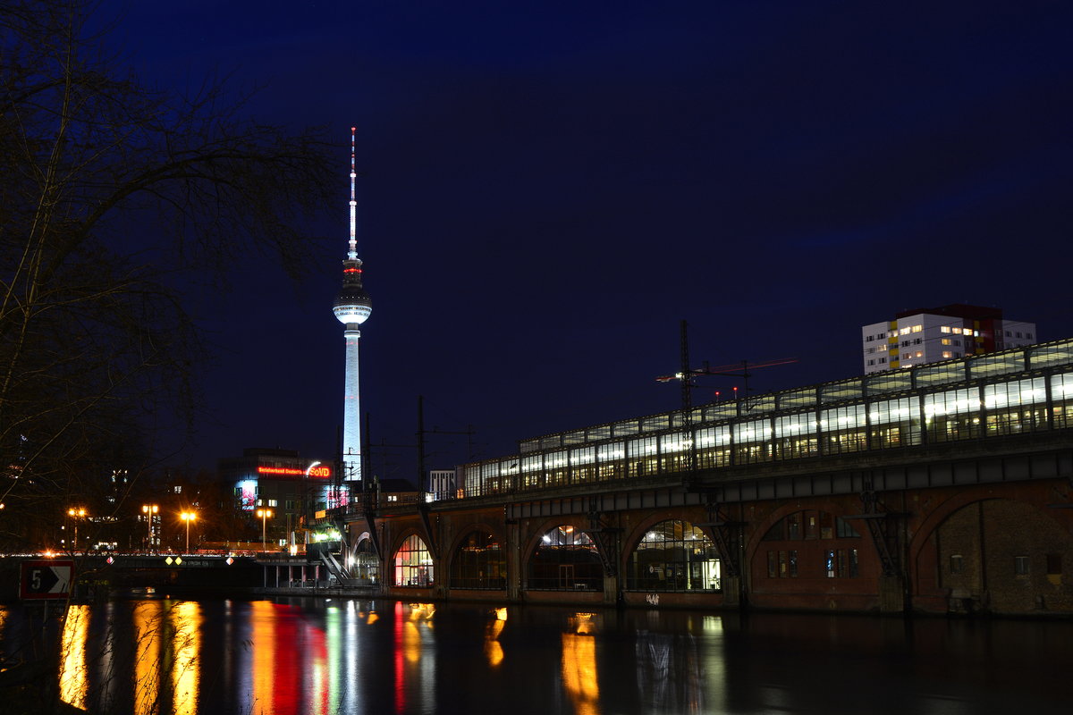 Blick auf den Berliner Fernsehturm und die S-Bahn Station Berlin Jannowitzbrücke am 5.1.18

Berlin 05.01.2018
