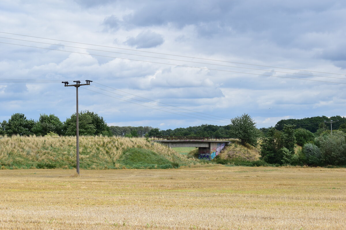 Blick auf eine Betonbrücke auf der Strecke Salzwedel - Badel. Der Personenverkehr wurde hier am 27.9.1980 eingestellt. Grund hierfür waren Oberbaumängel weshalb die Strecke nur noch mit 10km/h befahren werden konnte.

Salzwedel 31.07.2021