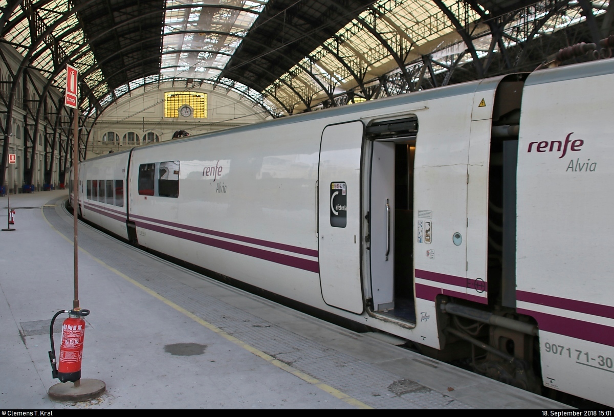 Blick auf den Bistro-Wagen 96 71 91-30 059-9 in 130 060-7 (Bombardier/Talgo 250) der RENFE als Alvia, der im Bahnhof Barcelona-França (Estació de França) (E) auf Gleis 3 steht.
[18.9.2018 | 15:01 Uhr]