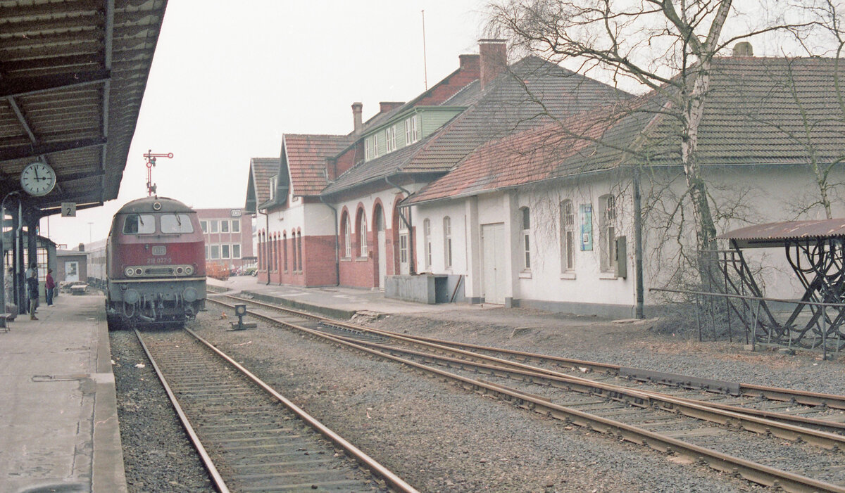 Blick auf das Bocholter Bahnhofsgebäude von 1904, vor Modernisierung. Im Hintergrund sieht man die Güterabfertigung. Links fährt gerade DB 216.027-3 ein mit Zug 8718 (Wesel - Bocholt) auf Gleis 2. Bocholt, 04.03.1981, 14.58u. Scan (Bild 92234, Kodacolor400).