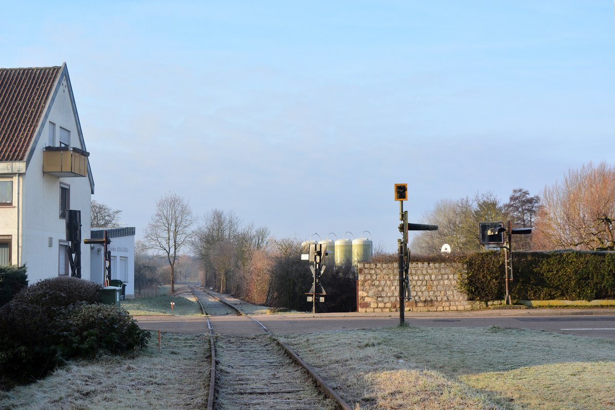 Blick auf den BÜ Ensinger Straße in Kleinglattbach. Auf einem Schirm ist das kleine Überwachungssignal für den kommenden BÜ angebracht.

Kleinglattbach 28.12.2019 