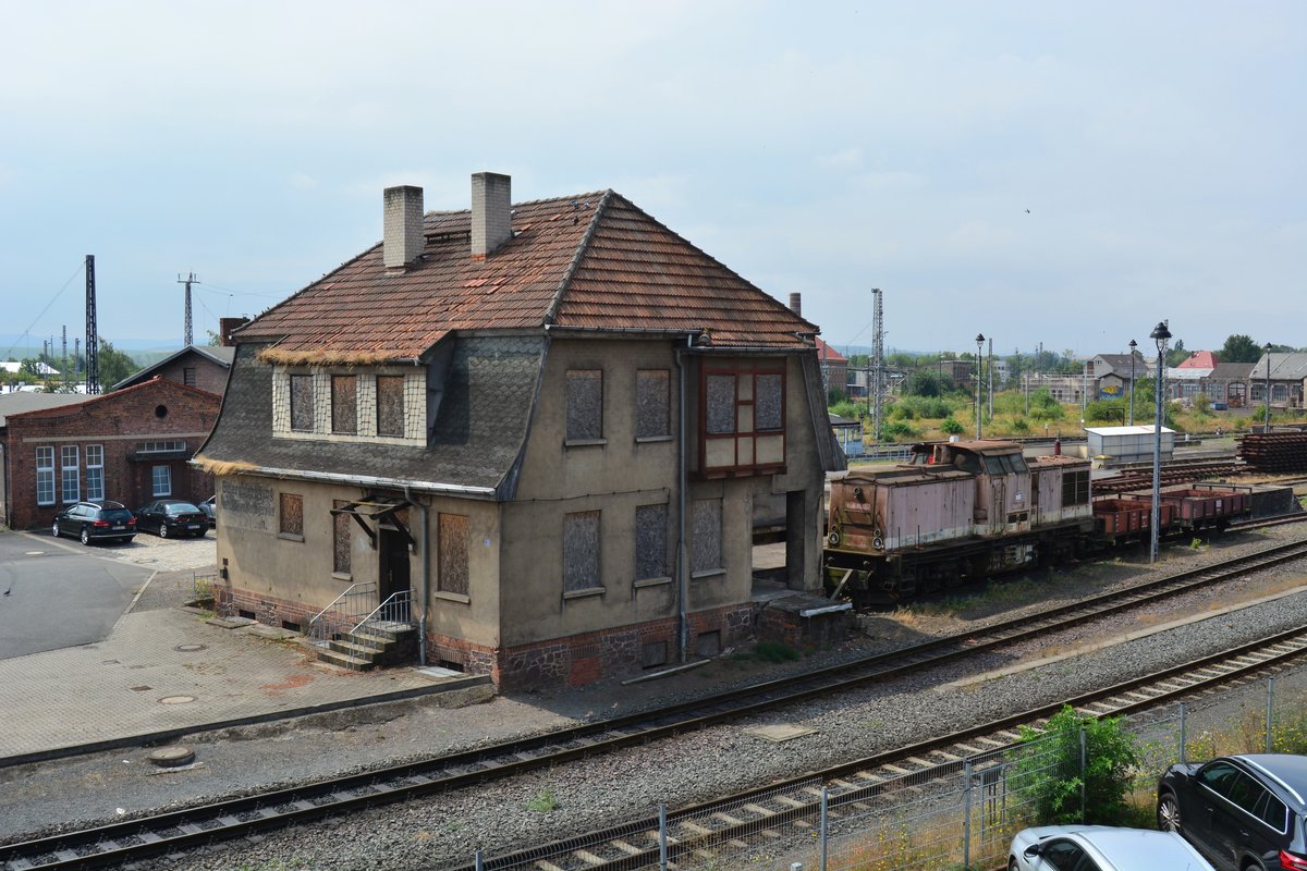 Blick auf das Bürogebäude der alten Güterabfertigung der Nordhausen Wernigeroder Eisenbahn. Rechts steht 199 877 seit ihrem Fristablauf am 30.06.1999 abgestellt und fristet ihr dasein ab. 

Nordhausen 29.07.2019