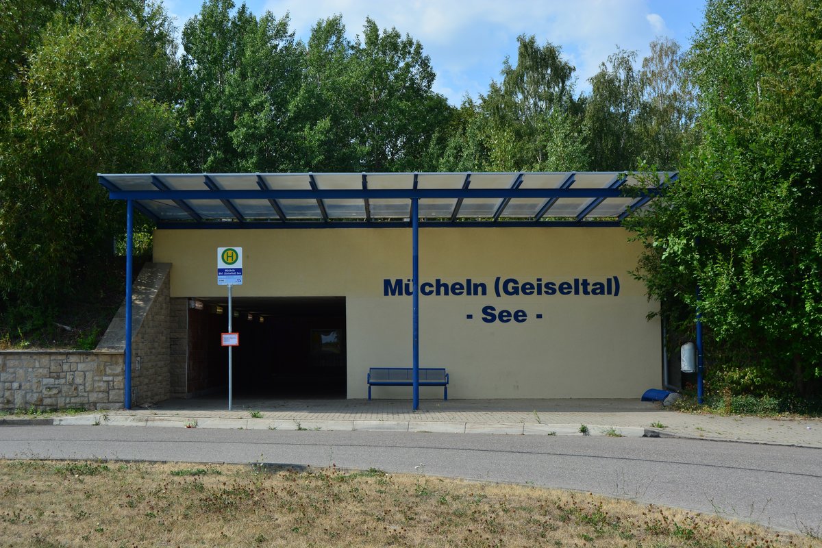 Blick auf die Bushaltestelle am Bahnhof Mücheln und den Zugang zum Bahnsteig.

Mücheln 07.08.2018