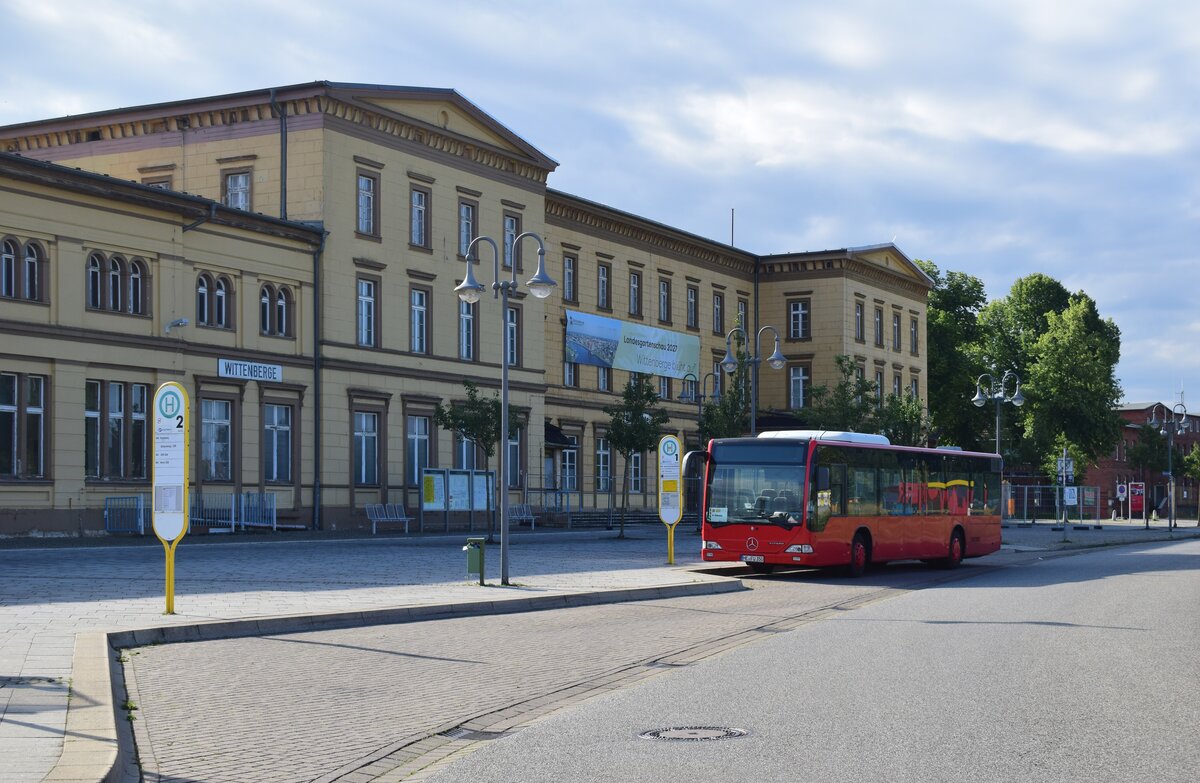 Blick auf die Bushaltestellen sowie das Empfangsgebäude in Wittenberge. Das Gebäude steht seit einiger Zeit leer, dies könnte sich zur Landesgartenschau 2027 vielleicht ändern.

Wittenberge 16.07.2023