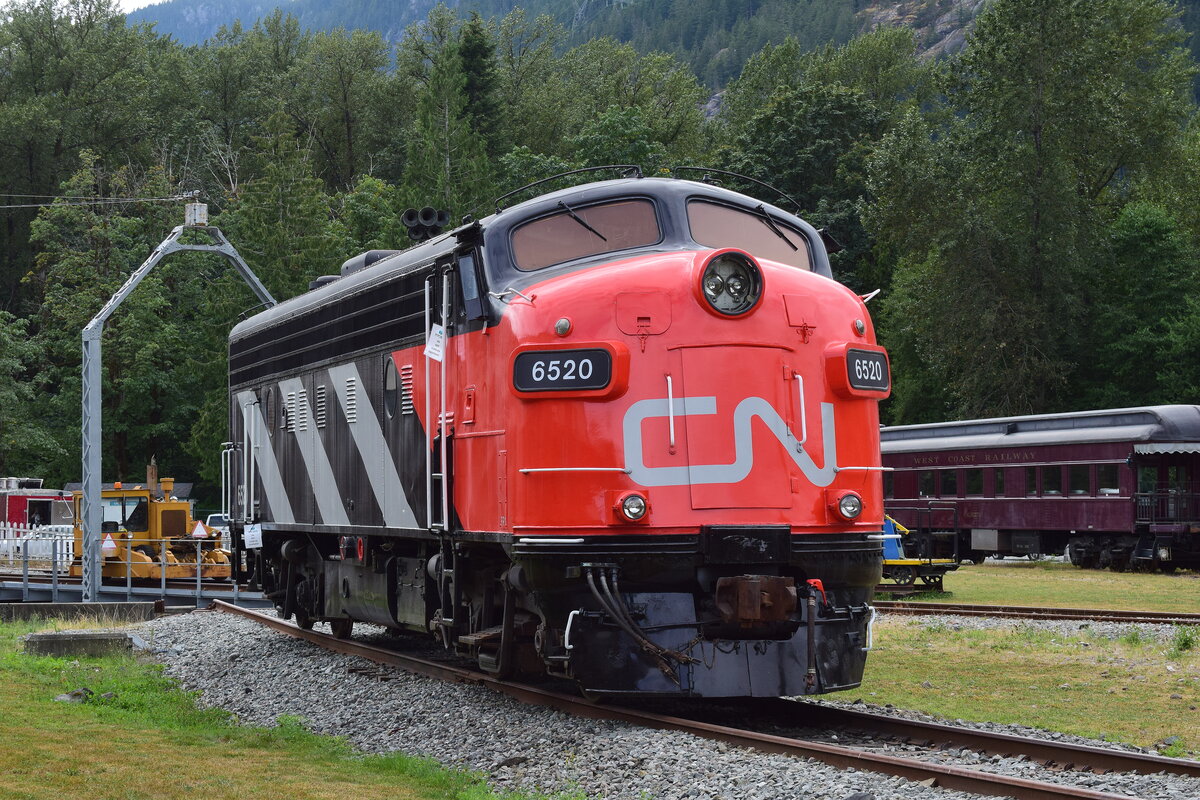 Blick auf die Canadian National FP9A Diesel 6520. Sie wurde vor kurzem wieder in ihr typisches CN Farbkleid von 1961 lackiert.Mit einer Höchstgeschwindigkeit von 140kmh lag ihr Arbeitsfeld bei den hochwertigen Reisezügen. Später wurde sie in das VIA Farbschema lackiert ehe sie zum Schluss in Ontario bei der Waterloo & St. Jacobs Railway in CN Grün und Gold wieder diente. Die Lok läuft gut und soll in Zukunft für Eventzüge und Dinner Züge genutzt werden. 

Squamish 13.08.2022