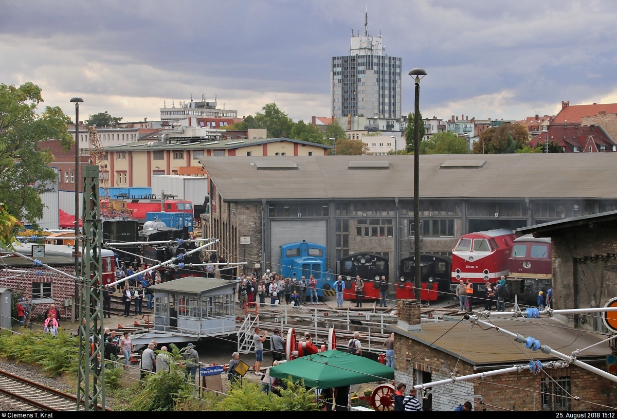 Blick auf das DB Museum Halle (Saale) während des Sommerfests unter dem Motto  Diesellokomotiven der ehemaligen DR . Im Hintergrund ist der HalleTower zu erkennen.
Aufgenommen von der Steintorbrücke.
[25.8.2018 | 15:12 Uhr]