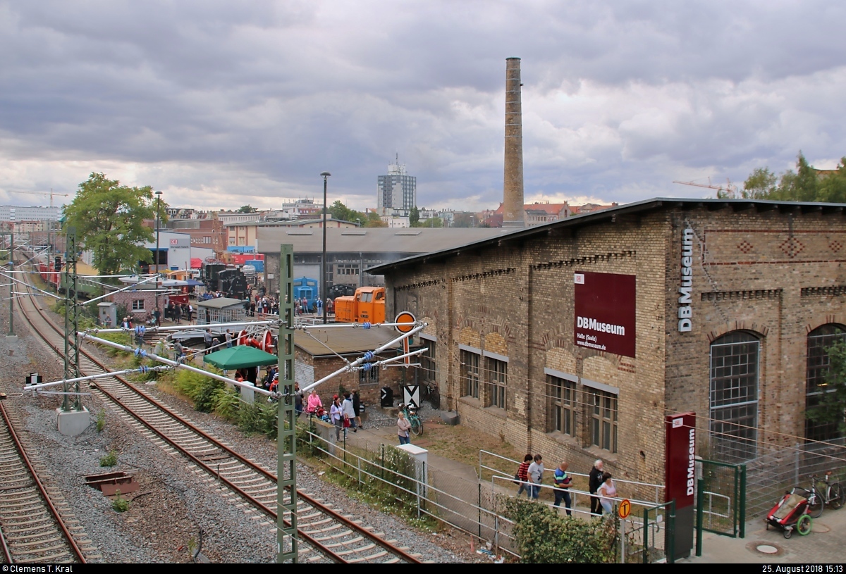 Blick auf das DB Museum Halle (Saale) mit seinem hier angedeuteten Ringlokschuppen während des Sommerfests unter dem Motto  Diesellokomotiven der ehemaligen DR .
Aufgenommen von der Steintorbrücke.
[25.8.2018 | 15:12 Uhr]