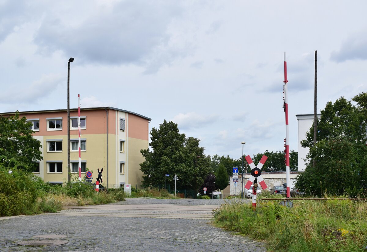 Blick auf dem BÜ Oststraße in Naumburg Ost. Der Bahnübergang besitzt mechanische Halbschranken mit einer WSSB Lichtzeichenanlage. 

Naumburg 11.08.2021