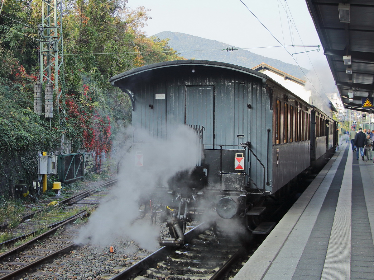 Blick auf dem Zug der Kuckucksbähnel auf Gleis 5 im Bahnhof Neustadt/Weinstraße zur Fahrt nach Breitenstein am 20. Oktober 2018.
