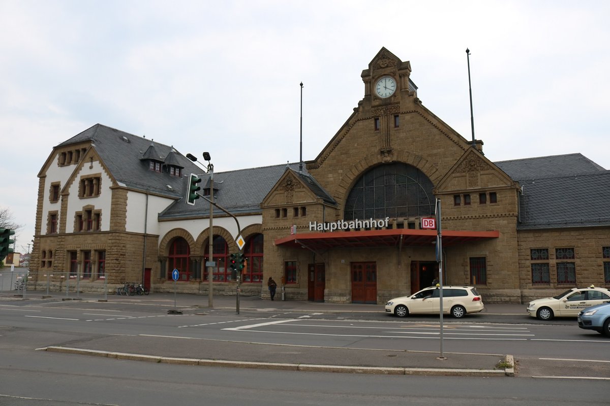 Blick auf das denkmalgeschützte Bahnhofsgebäude des Bahnhofs Eisenach an der Bahnhofstraße. [1.5.2017 - 16:01 Uhr]