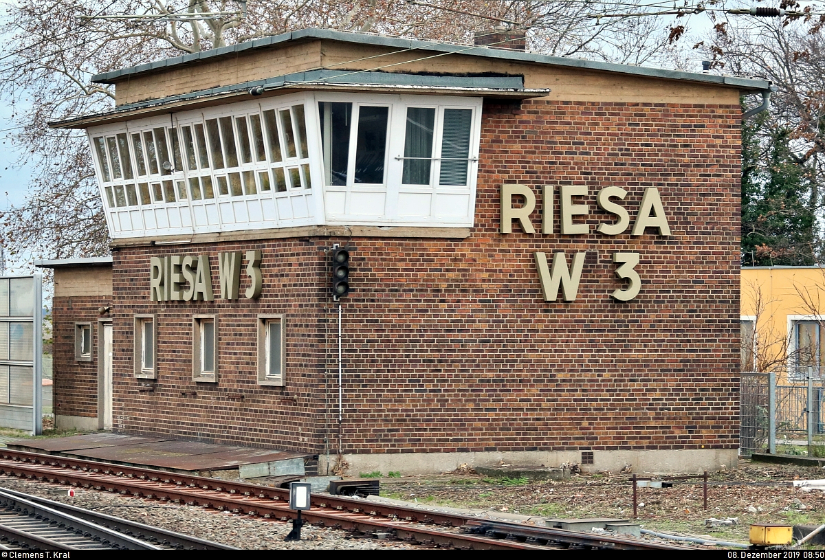 Blick auf das denkmalgeschützte mechanische Stellwerk W3 des Weichenwärters (Ww), Inbetriebnahme 1966, an der östlichen Ausfahrt des Bahnhofs Riesa.
Aufgenommen am Ende des Bahnsteigs 2/3.
[8.12.2019 | 8:50 Uhr]