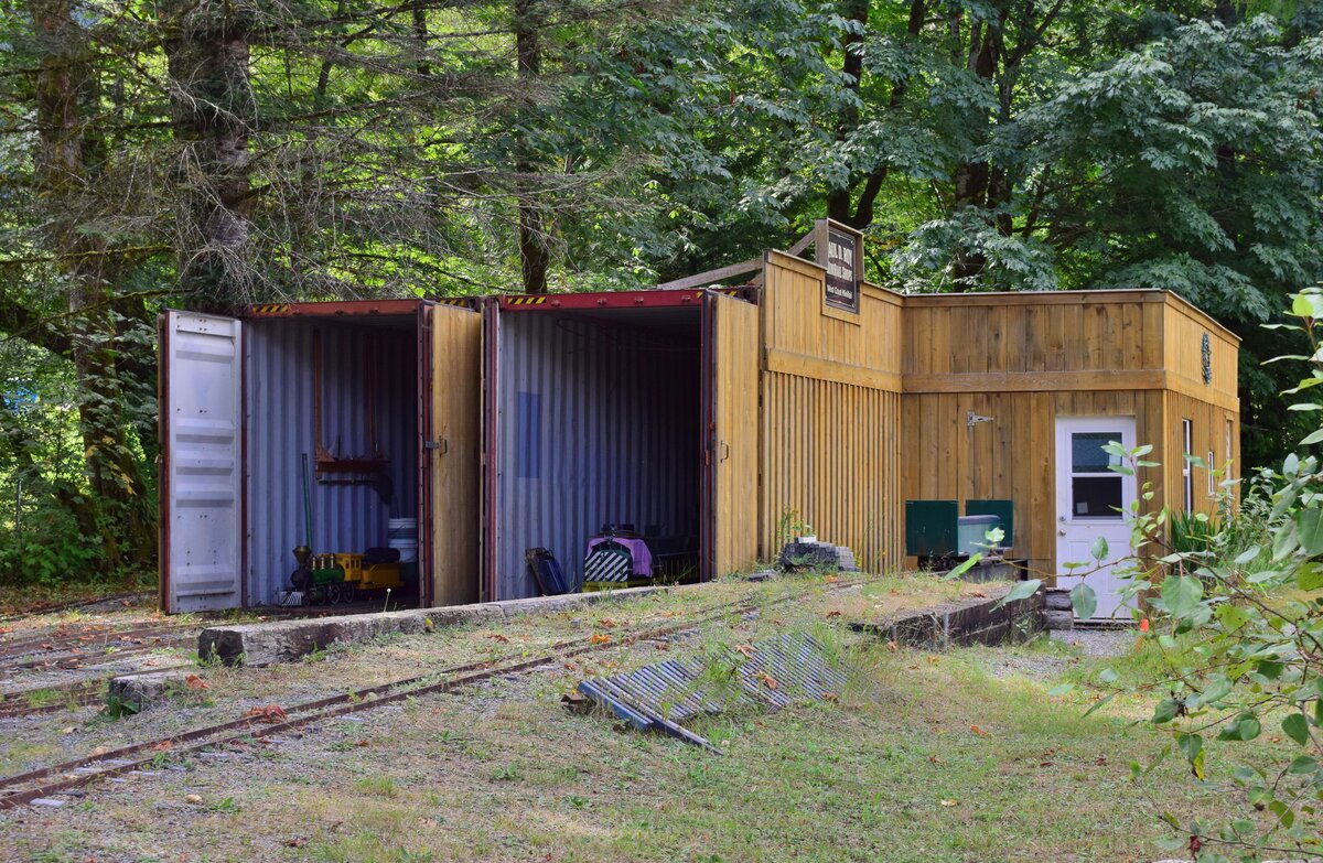 Blick auf das Depot der Mini Rail im Railway Museum of British Columbia in Squamish. Im linken Container steht sogar eine kleine Dampflok.

Squamish 13.08.2022
