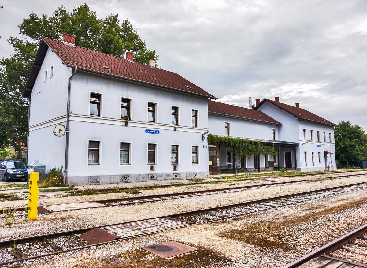 Blick auf des Bahnhofsgebäude vom Mistelbacher Lokalbahnhof.
Außer Sonderzügen des Vereins  Neue Landesbahn  hält hier heute nichts mehr.
Aufgenommen am 6.8.2017.