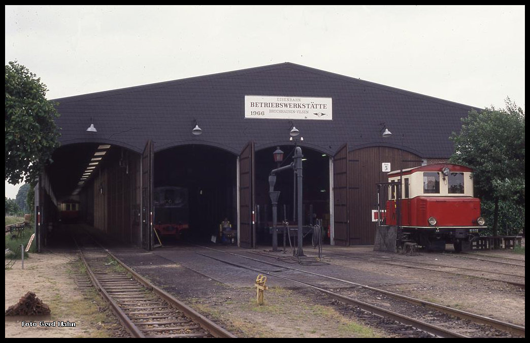 Blick auf den DEV Lokschuppen mit T 46 am 19.6.1994 in Bruchhausen Vilsen.
