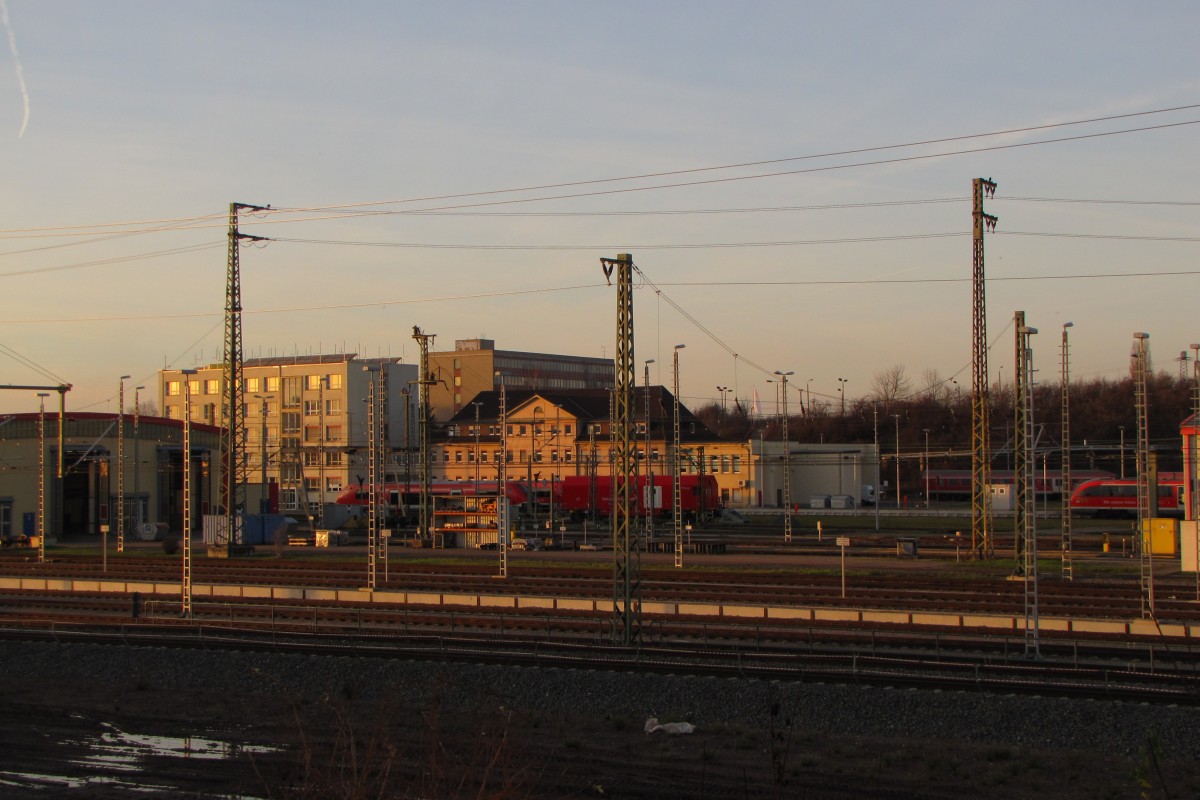 Blick auf das doch recht leere DB Werk Erfurt. Bis 12.12.2015 standen hier noch etliche by-Wagen und Loks der BR 143 und BR 182.