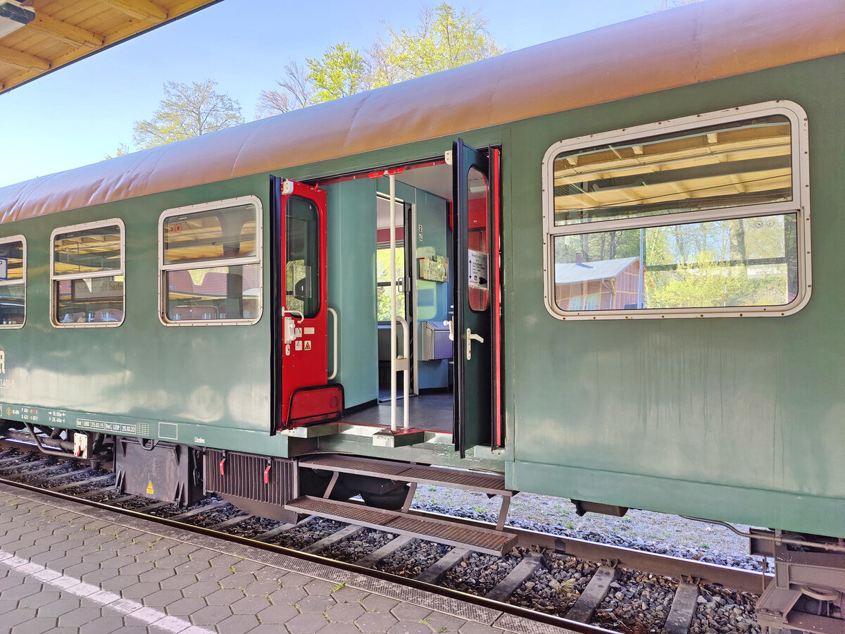 Blick auf die Drehfalttür eines Halberstädter Mitteleinstiegswagen der Bauart Byu der Pressnitztalbahn.
Aufgenommen im April 2022.