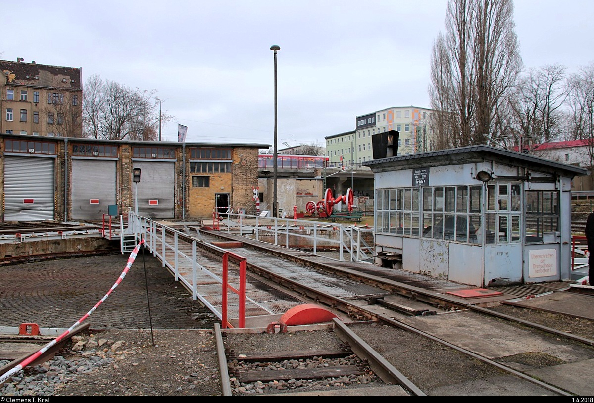 Blick auf die Drehscheibe des DB Museums Halle (Saale) während des Osterfests. Draußen ist wenig los, das Meiste spielt sich im Lokschuppen ab. [1.4.2018 | 11:28 Uhr]