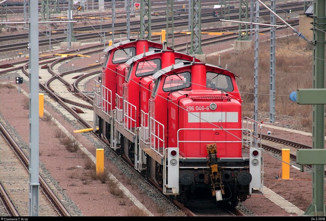 Blick auf drei Fahrzeuge der Baureihe 296, darunter 296 046-6 DB, die am Bw Halle G neben der Zugbildungsanlage Halle (Saale) stehen. Aufgenommen von der Berliner Brücke. [24.2.2018 | 9:25 Uhr]