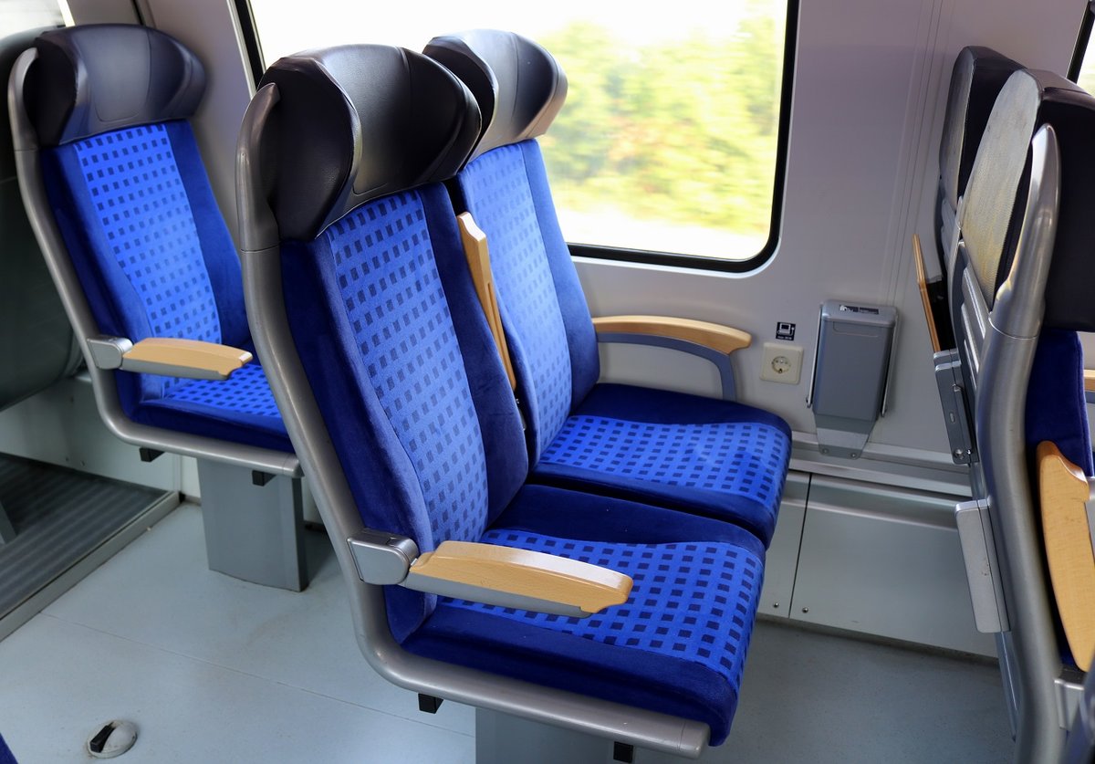 Blick auf drei Reihensitze in einem modernisierten DABpbzfa 762 von DB Regio Südost, hier im Einsatz als S 37739 (S7) von Halle-Nietleben nach Halle(Saale)Hbf Gl. 13a. [26.8.2017 - 14:12 Uhr]