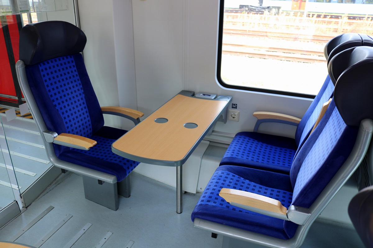 Blick auf eine Dreier-Sitzgruppe im Unterstock eines modernisierten, in Magdeburg beheimateten DABpbzfa 762 im Einsatz für die S-Bahn Mitteldeutschland. Aufgenommen in S 37737 (S7) an ihrem Startbahnhof Halle-Nietleben. [10.9.2017 | 13:21 Uhr]