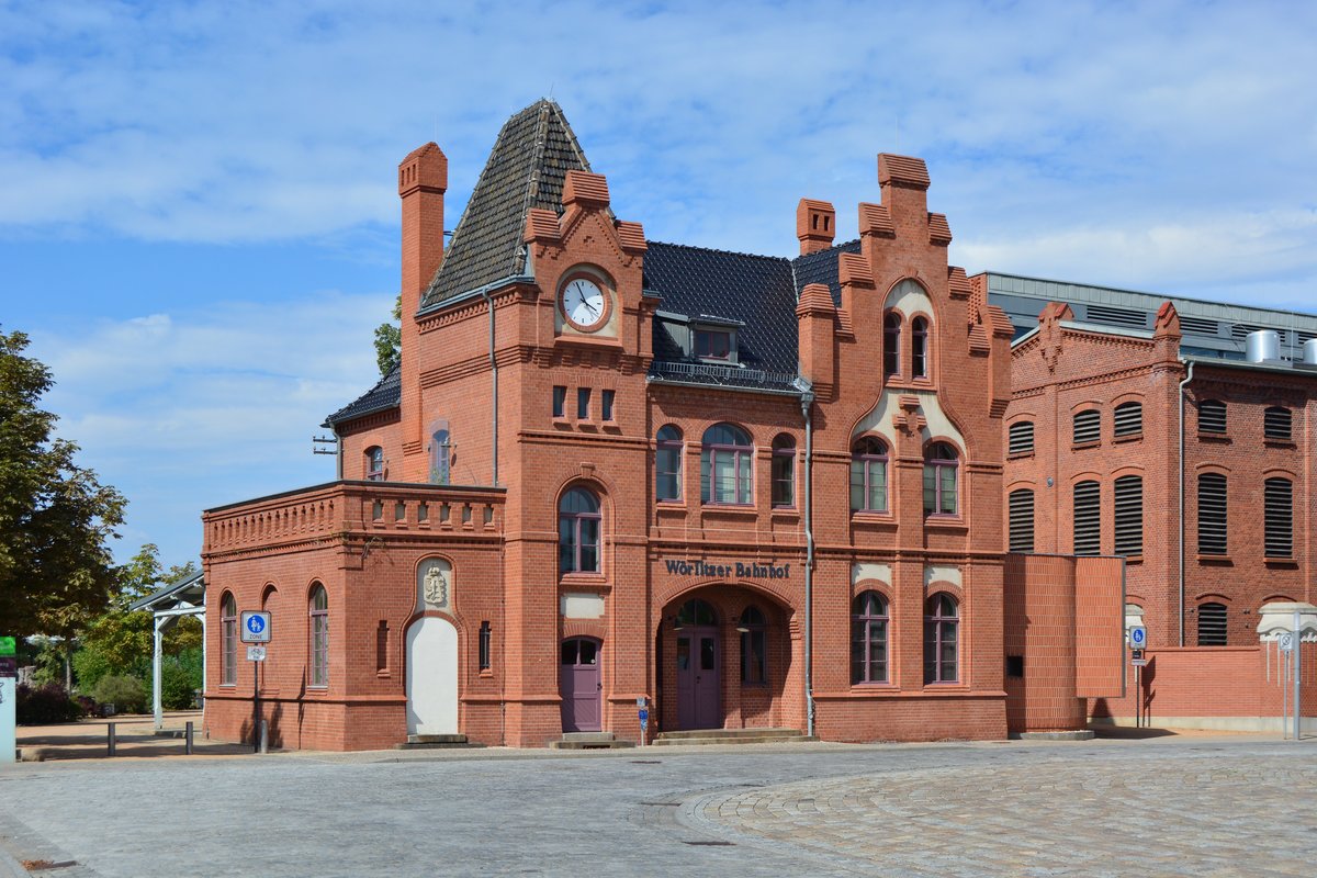 Blick auf das ehemalige Bahnhofsgebäude des alten Wörlitzer Bahnhofs in Dessau.

Dessau 29.07.2018