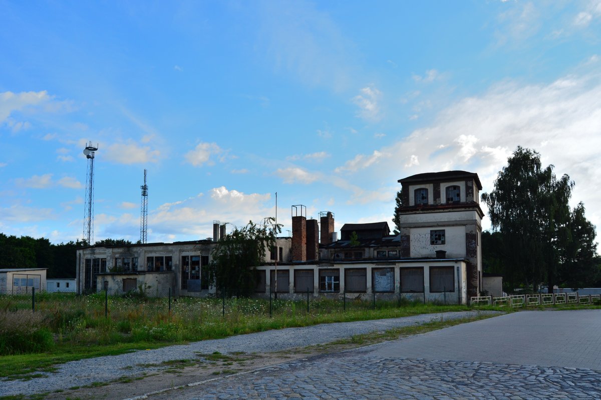 Blick auf das ehemalige Bw Jerichow. Hier wurden bis zur Streckenstilllegung 1999 unter anderen Schienenbusse unterhalten.

Jerichow 31.07.2017