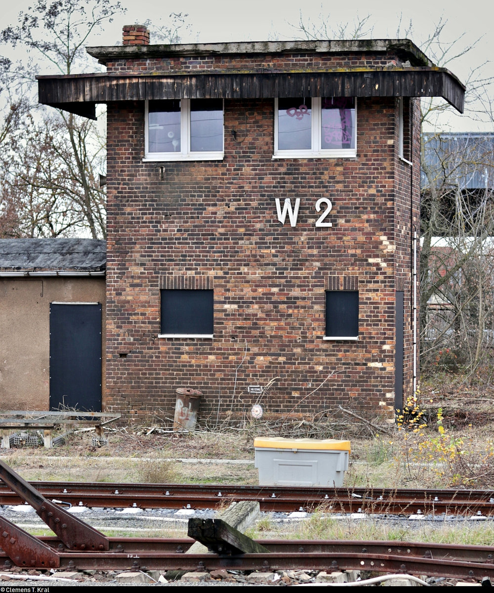 Blick auf das ehemalige elektromechanisches Stellwerk W2, Bauart 1912 von Siemens&Halske, des Weichenwärters (Ww), Außerbetriebnahme am 24.04.1998, im Bahnhof Elsterwerda.
Aufgenommen von Bahnsteig 2/3.
[8.12.2019 | 9:46 Uhr]