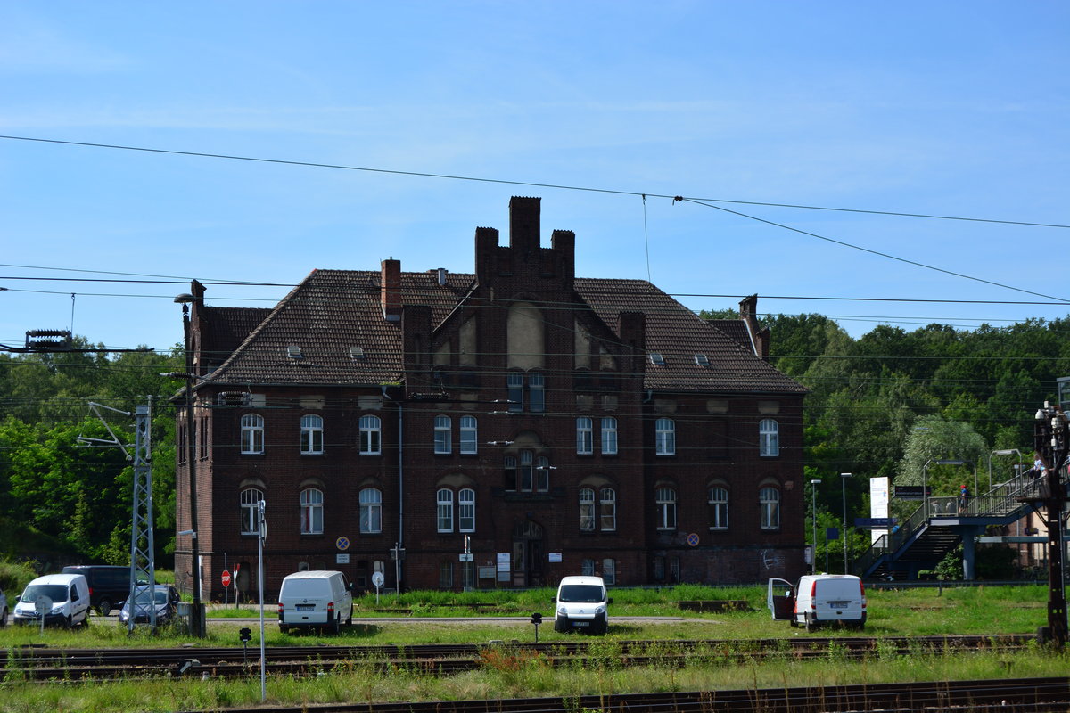 Blick auf das ehemalige Empfangsgebäude im Bahnhof Elstal.

Elstal 31.07.2017
