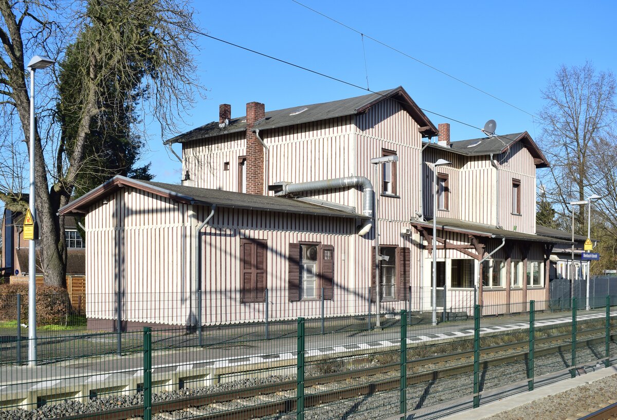 Blick auf das ehemalige Empfangsgebäude in Meerbusch Osterath. Besonders auffällig ist die gestreifte Außenfassade aus Holz. Heute ist in dem Gebäude ein Gasthaus untergebracht.

Meerbusch Osterath 26.02.2023