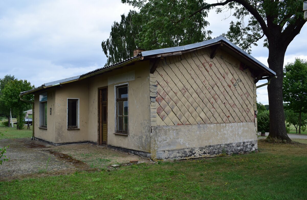 Blick auf das ehemalige Empfangsgebäume und dem kleinen Stellwerk in Siedenlangenbeck. Das Empfangsgebäude steht leer, ebenso das Stellwerk. Sodass hier die EZMG SIgnale wohl nicht mehr leuchten werden.
Die Strecke wurde 2004 durch die DB stillgelegt und zum 1. Januar 2007 von der DRE zur Streckensicherung gepachtet. Da auf dem Abschnitt Klötze - Oebisfelde von den Kommunen kein Interesse am Schienenverkehr vorlag wurde die Strecke 2008 durch die DRE abgebaut. Auf dem Abschnitt Salzwedel - Klötze befuhren 2014 und 2015 Sonderfahrten. Seither ist die Strecke ohne Verkehr und wächst stetig zu. 

Siedenlangenbeck 31.07.2021