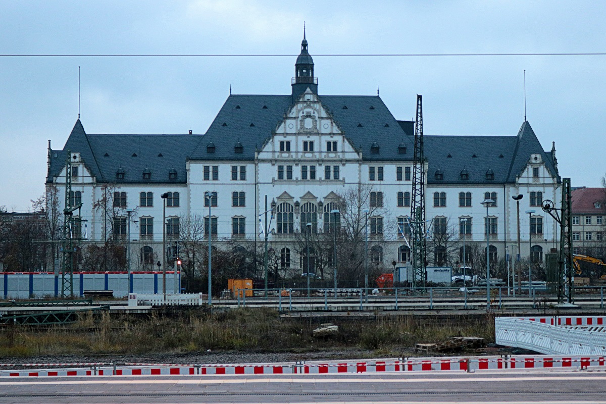 Blick auf das ehemalige Gebäude der Reichsbahndirektion (Rbd) Halle (Saale), in dem heute das Landesverwaltungsamt untergebracht ist. Aufgenommen von Bahnsteig 10/11 in Halle(Saale)Hbf. [2.12.2017 | 16:03 Uhr]